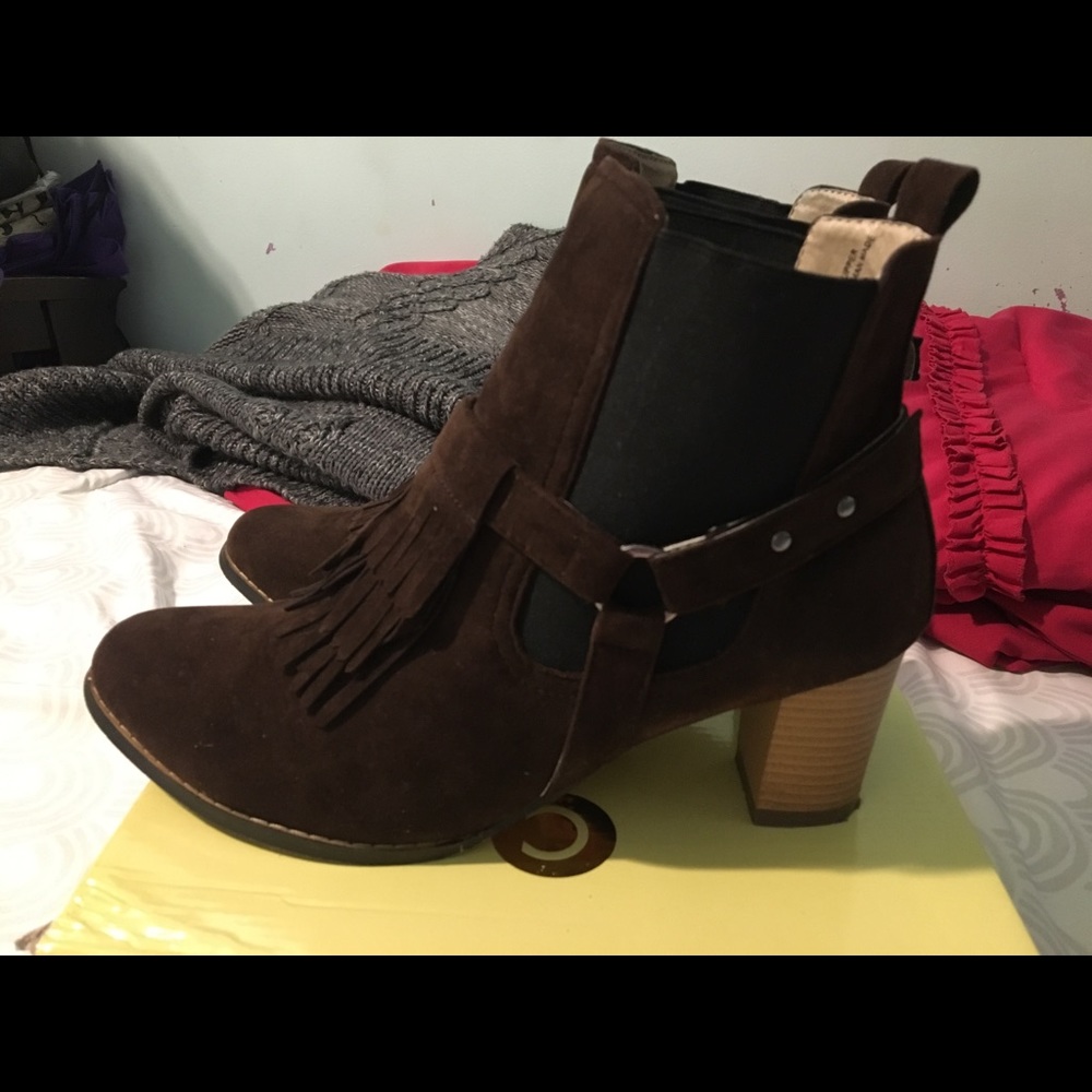 CHASE & CHOLE BOOTS SZ 10
